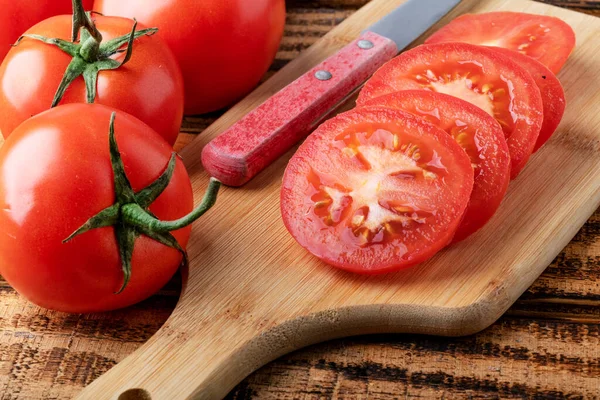 Tomate Mûre Tranchée Avec Des Plastiques Couteau Sur Une Planche — Photo
