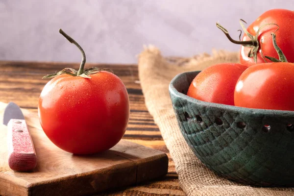Tomates Frescos Tigela Fundo Madeira Escura Espaço Para Texto — Fotografia de Stock