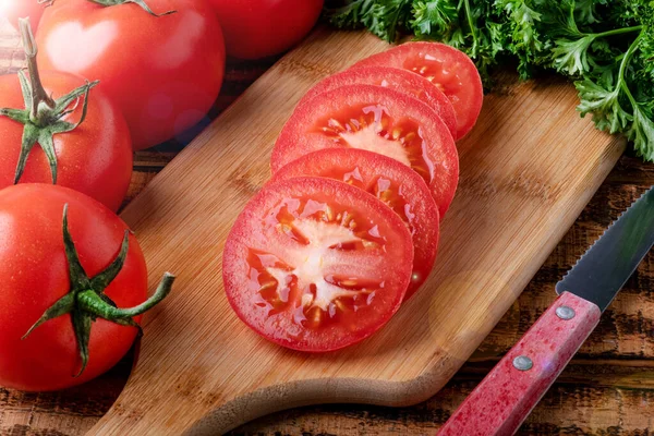 Ripe Tomato Sliced Plastics Knife Cutting Board Macro Photography — Stock Photo, Image