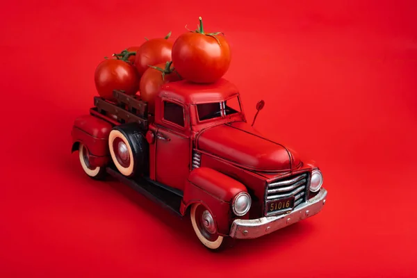 Czerwona Ciężarówka Dostarcza Świeże Pomidory Vintage Czerwony Samochód Zabawki Czerwonym — Zdjęcie stockowe