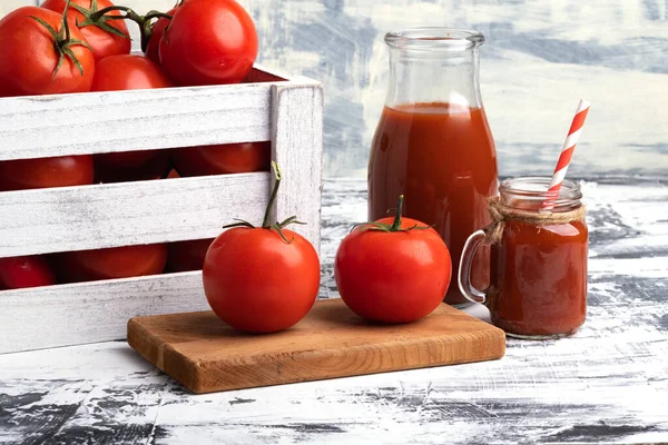 トマトとトマトジュース付きの箱 — ストック写真