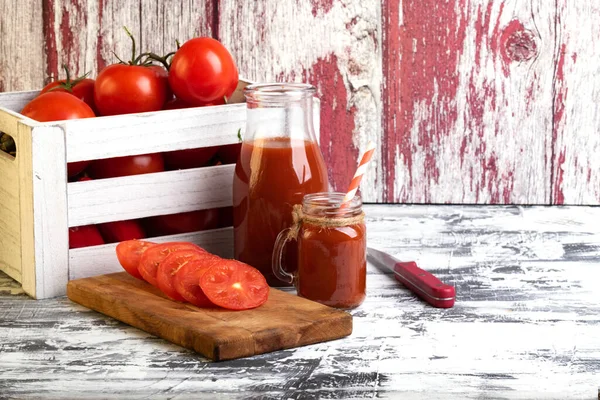 Boîte Tomates Mûres Jus Tomate Dans Une Bouteille Verre — Photo
