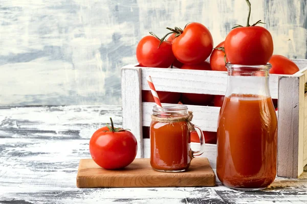 Pudełko Dojrzałymi Pomidorami Sokiem Pomidorowym Szklanej Butelce Miejsce Tekst — Zdjęcie stockowe