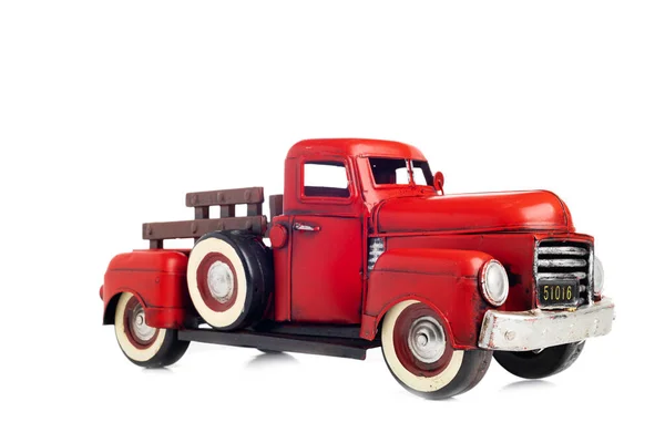 Vintage Metalowa Ciężarówka Zbliżenie Białym Tle Czerwony Samochód Zabawki Izolowane — Zdjęcie stockowe