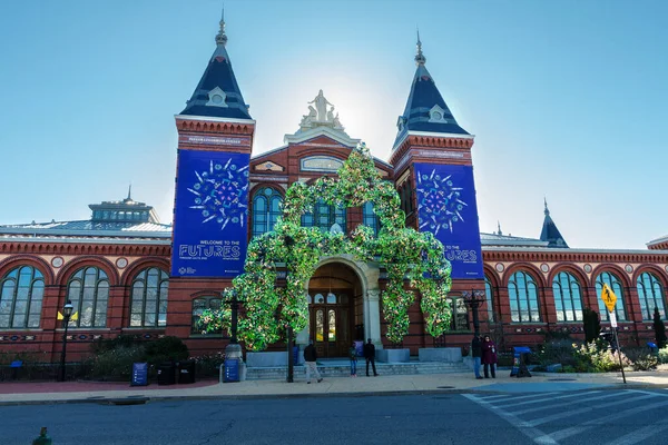 Kışın Smithsonian Kalesi. Ayna çelenklerle müzenin yeni yıl süslemeleri..