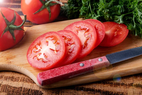 Des Morceaux Tomates Mûres Couteau Sur Une Planche Découper Macro — Photo