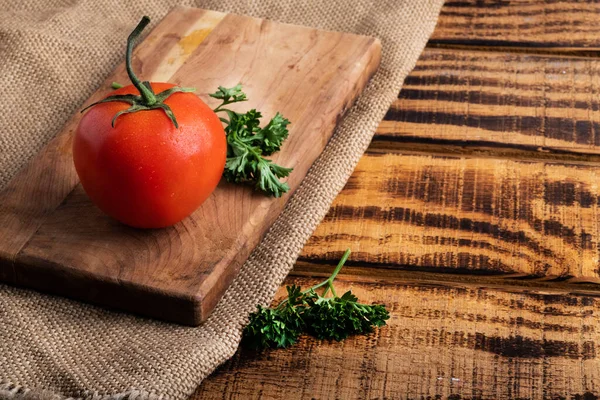 暗い木製の背景とまな板に新鮮なトマト トマトの収穫 テキストのスペース — ストック写真