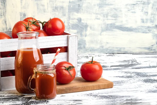 装有西红柿和番茄汁的盒子 — 图库照片