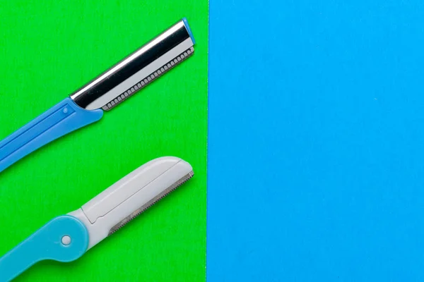 Damenrasierer Verschiedenen Farben Für Die Körperpflege Auf Blauem Und Grünem — Stockfoto