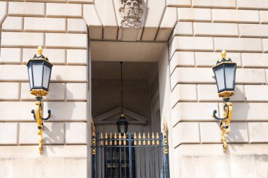 Washington 'daki idari binaların ön cephelerinde sokak lambaları.