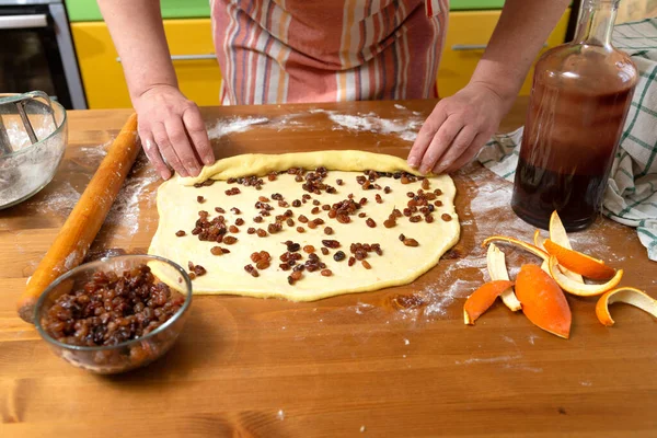 女性的手用葡萄干和糖果糖搅拌面团 生蛋糕面团 家庭厨房 — 图库照片