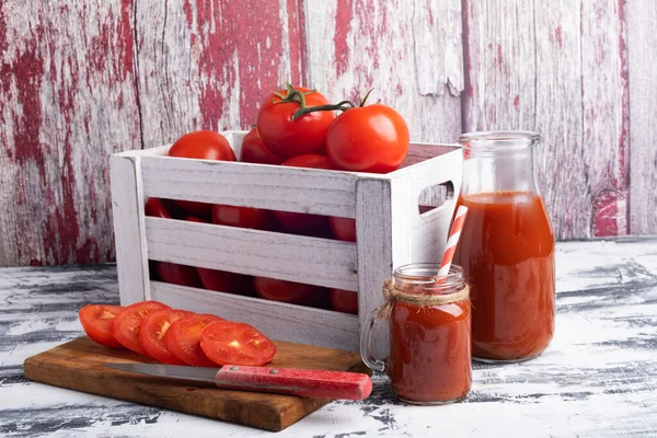 木の箱の中の新鮮なトマト まな板の上のトマトスライス 白いテーブルの上のトマトジュースのボトル テキストのスペース — ストック写真