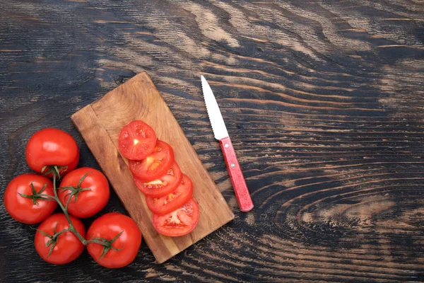 Los Tomates Frescos Son Cortados Tabla Cortar Fondo Madera Oscura —  Fotos de Stock