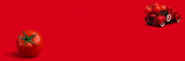 Kırmızı Retro Kamyonet Kırmızı Arka Planda Taze Domates Taşıyor Ürünü — Stok fotoğraf