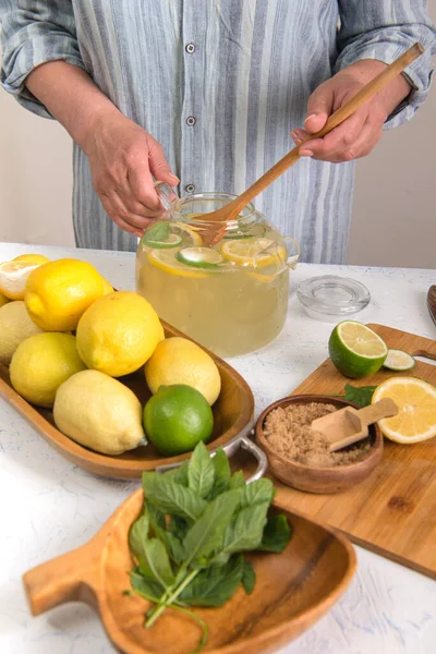Manos Mujer Preparando Limonada Casera Varios Ingredientes Lima Limón Menta — Foto de Stock