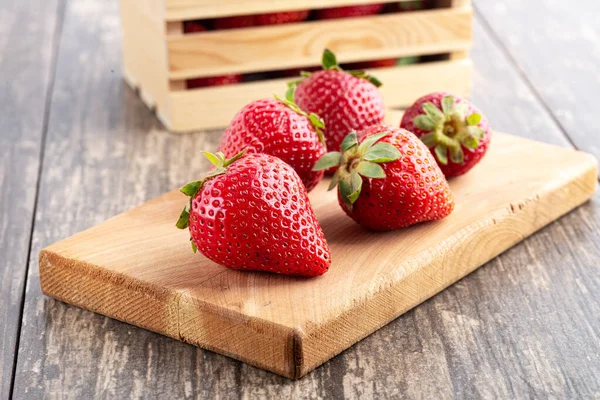 新鲜的草莓放在木板上 草莓的特写 — 图库照片