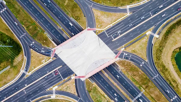 从上方俯瞰维吉尼亚州列斯堡市的一个新的转运站 现代建筑设计的道路 避免了交通堵塞 很少汽车 — 图库照片