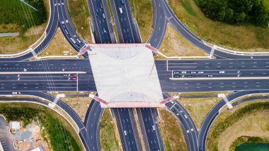 Yukarıdan, Leesburg, Virginia 'da yeni bir kavşağın havadan görüntüsü. Trafik sıkışıklığından kaçınmak için modern yol tasarımı. Birkaç araba..