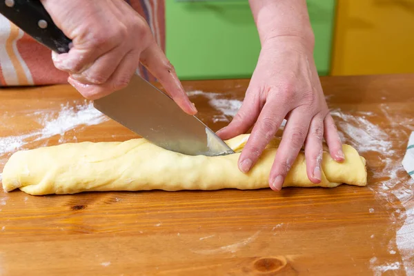 Handen Van Een Bakker Huiskeuken Gesneden Bladerdeeg Met Rozijnen Met — Stockfoto