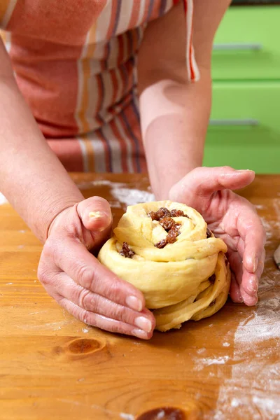 Handen Van Bakker Huiskeuken Bereiden Rijke Broodjes Met Rozijnen Close — Stockfoto
