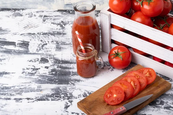 Tomates Fraîches Mûres Dans Une Boîte Bois Tranches Tomate Sur — Photo