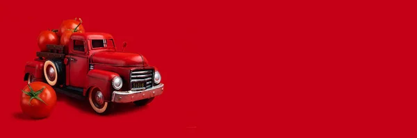 Červený Retro Pickup Nese Čerstvá Rajčata Červeném Pozadí Sklizeň Kreativní — Stock fotografie