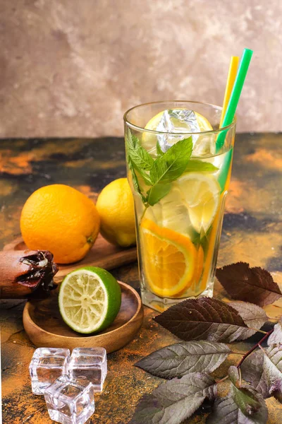 Yaz Sağlıklı Limonata Narenciye Suyu Mojito Kokteyli Limon Limon Portakal — Stok fotoğraf