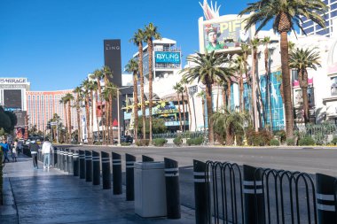 Güneşli bir günde Las Vegas 'ta oteller ve palmiye ağaçları olan işlek bir caddenin güzel manzarası. Nevada, ABD.