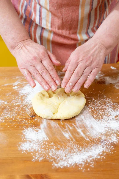 Mãos Padeiro Cozinha Casa Estão Preparando Pães Ricos Close Foco — Fotografia de Stock