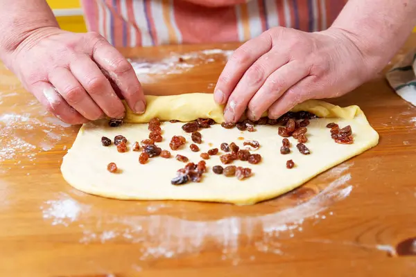 女面包师把葡萄干做成糕点面团 在家里厨房做面包 — 图库照片