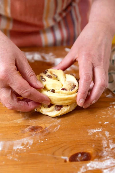 Handen Van Bakker Huiskeuken Bereiden Rijke Broodjes Met Rozijnen Close — Stockfoto