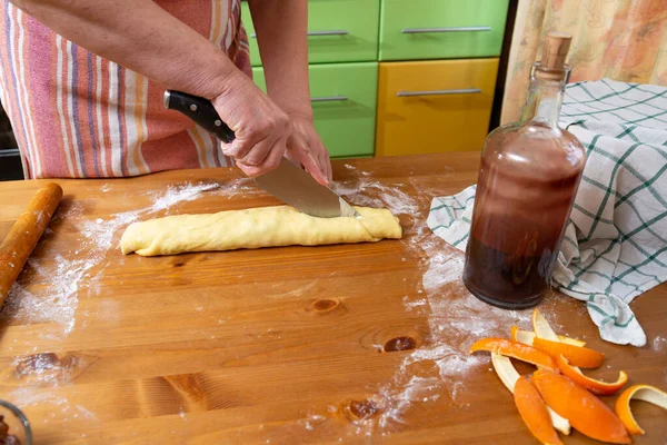 一个面包师的手在家里厨房里用葡萄干切松饼 用小刀做面包 特写镜头 有选择的重点 — 图库照片