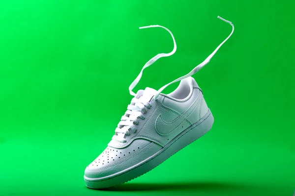 Weißer Turnschuh Nike Auf Grünem Hintergrund Modische Stilvolle Lederne Sportschuhe — Stockfoto