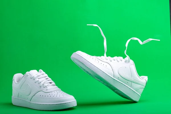 Fehér Tornacipő Nike Zöld Háttérrel Divatos Stílusos Bőr Sport Alkalmi — Stock Fotó