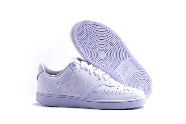 Tênis Branco Nike Fundo Branco Moda Elegante Couro Esportes Sapatos — Fotografia de Stock