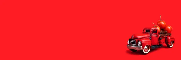 Kırmızı Retro Kamyonet Kırmızı Arka Planda Taze Domates Taşıyor Ürünü — Stok fotoğraf