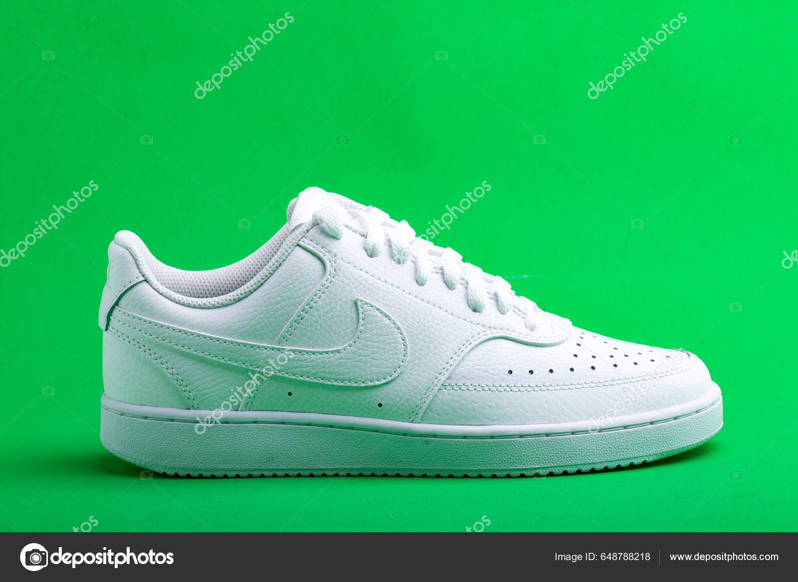 Baskets Blanches Nike Sur Fond Vert Chaussures Décontractées Sport  Élégantes — Photo éditoriale © kosoff #648788218