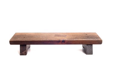 Beyaz arka planda izole edilmiş ahşap bir bank. Yakın plan..