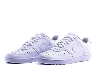 Beyaz arka planda Nike marka beyaz ayakkabı. Şık, şık, deri spor ayakkabılar..