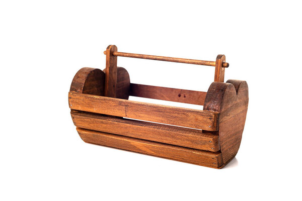 Деревянная пустая корзина фруктов на белом фоне