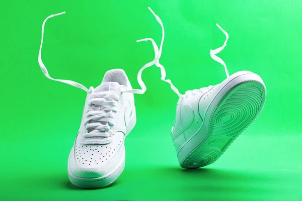 Voando Tênis Branco Nike Fundo Verde Moda Elegante Couro Esportes — Fotografia de Stock