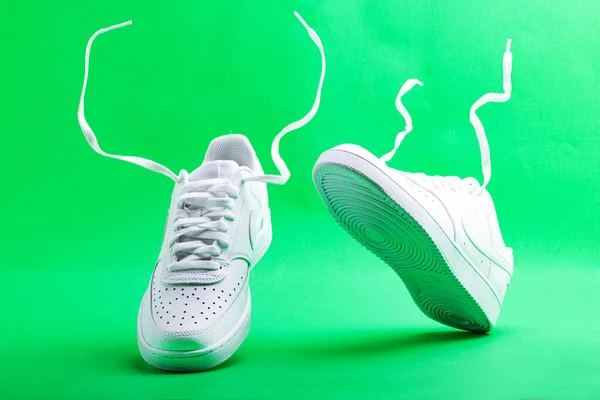 Latający Biały Tenisówka Nike Zielonym Tle Modne Stylowe Skórzane Buty — Zdjęcie stockowe