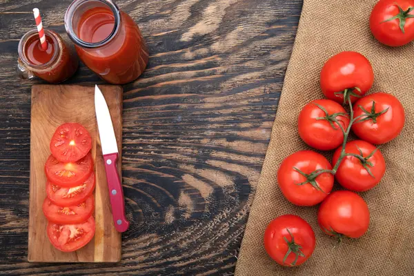 Grosses Tomates Mûres Tranches Sur Une Planche Découper Jus Tomate — Photo