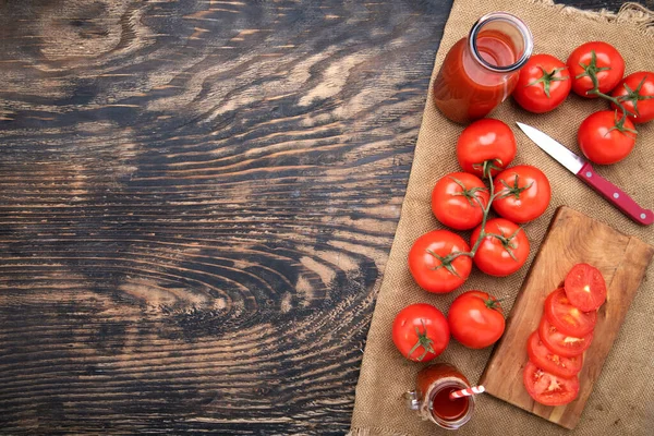 Los Tomates Grandes Maduros Los Trozos Tabla Cortar Jugo Tomate —  Fotos de Stock