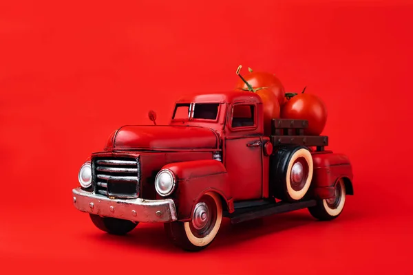 Red Retro Pickup Truck Carries Fresh Tomatoes Red Background Harvesting — Stock Photo, Image