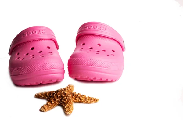 Różowe Sandały Dla Dzieci Crocs Zbliżenie Rozgwiazda Izolacja Białym Tle — Zdjęcie stockowe