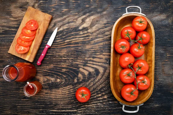 Tomates Fraîches Dans Plat Bois Une Bouteille Jus Tomate Sur — Photo