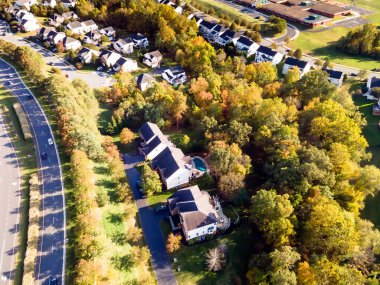 Virginia 'nın küçük bir kasabasındaki bir grup evin havadan görüntüsü. Amerika Birleşik Devletleri bir insansız hava aracı tarafından vuruldu.