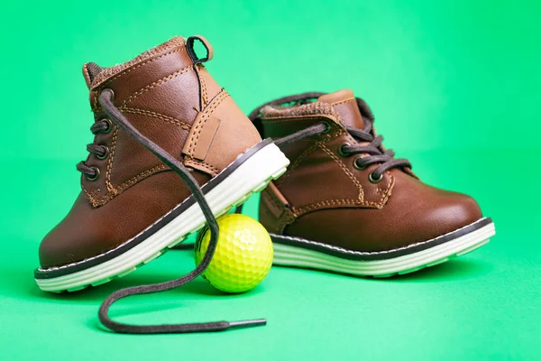 儿童用皮鞋 鞋带和绿色背景的球 后续行动 — 图库照片