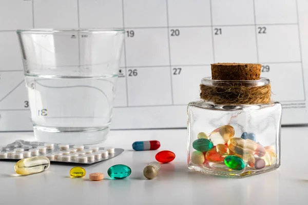 Bicchiere Acqua Pillole Pillole Calendario Assunzione Farmaci Aiutare Ricordare Quando — Foto Stock